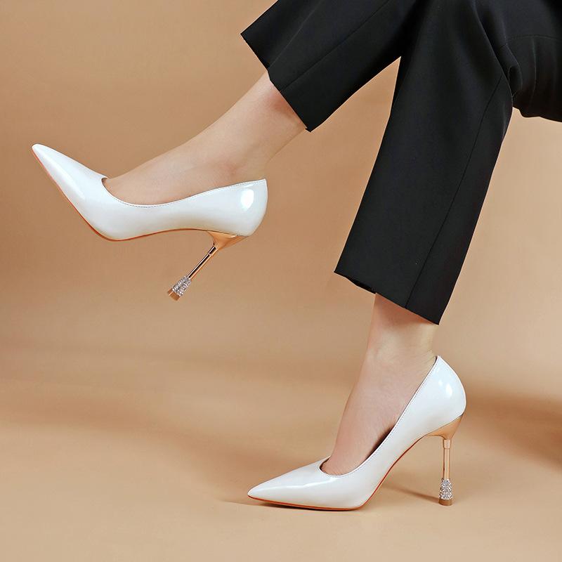 Spitze flache Mund High Heels für Damen Europäischer und Amerikanischer Stil Professionelle Lackleder High Heels