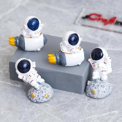 Najnowszy zestaw 4 figurek astronautów, figurek kosmonautów, dekoracyjnych eksponatów (Polyresin) do wystroju wnętrz
