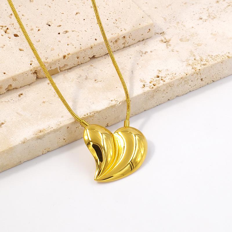 Gold-Plated Titanium Steel Heart Stud Earrings & Collarbone Chain Jewelry Set for Women in European American Style.