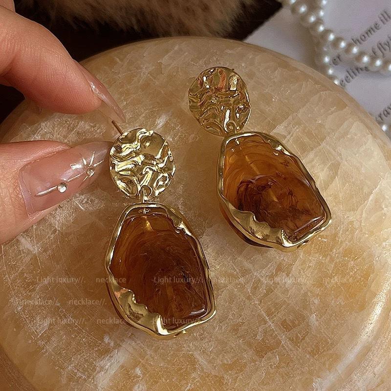 Maillard Coffee Color Amber Earrings Women's Autumn and Winter High-end Commuter Style Earrings Light Luxury Niche Design Earrings