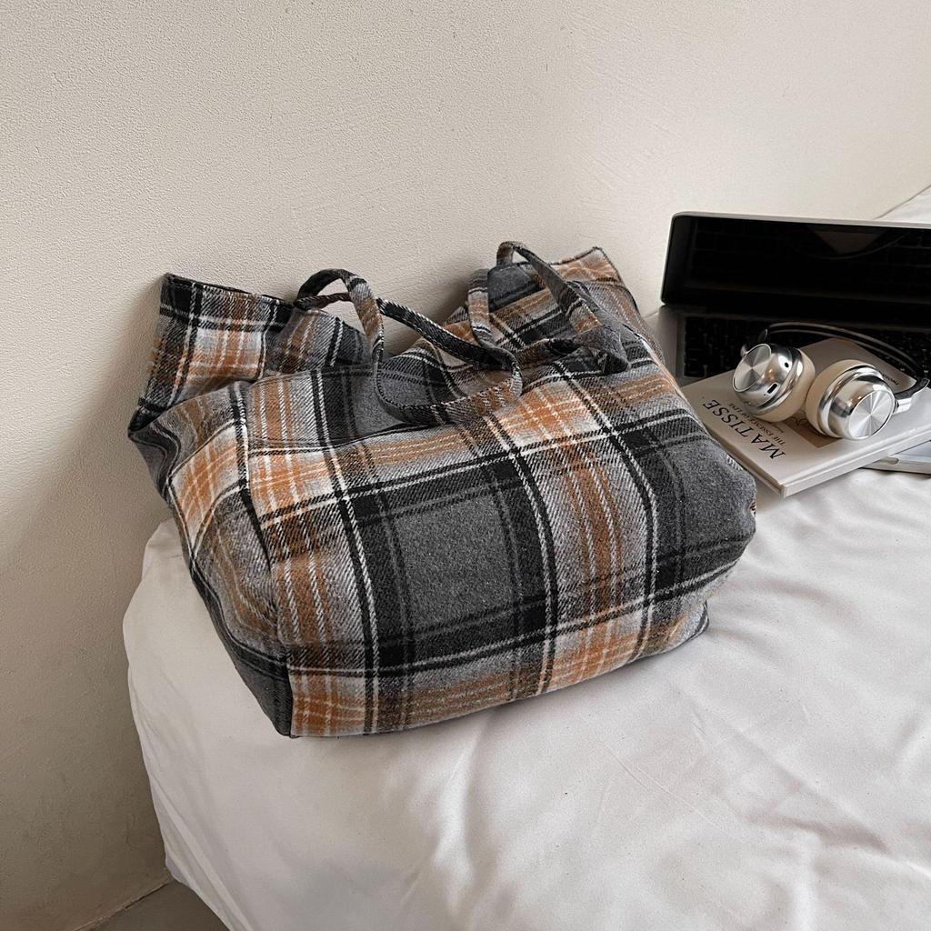 Autumn and Winter Woolen Plaid Shoulder Bag 2025 Retro British Plaid Canvas Bag Large Capacity Tote Bag Commuter Bag Women