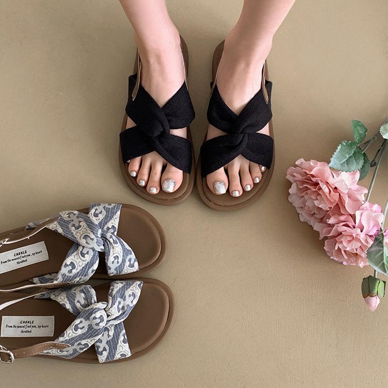 Flat-soled sandals women's versatile fashion 2025 new casual cross-strap Xiaoxiangfeng soft-soled flat-heeled sandals