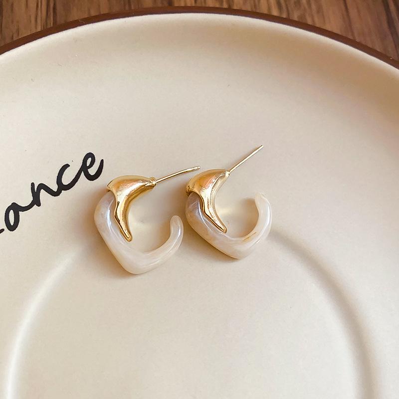 

Zinc Alloy Needle Retro Resin C-shaped Earrings Fashionable Temperament Female Design Earrings Light Luxury High-end Zircon