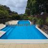 Grande Piscina Esterna in Fibra di Vetro con Vasca Idromassaggio Integrata per Ville e B&B.