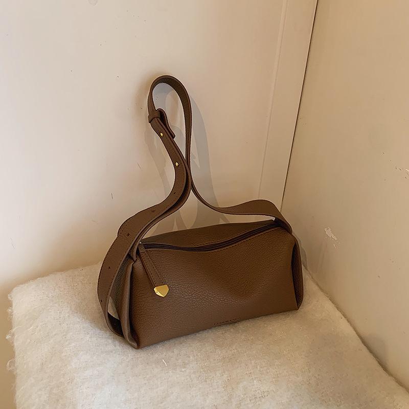 This year's popular bag women's large-capacity 2025 autumn new shoulder messenger bag fashionable niche texture pillow bag