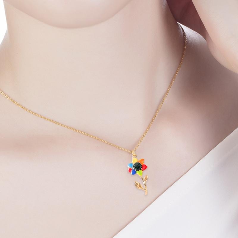 Sunflower Pendant Necklace for Women Delicate Daisy Flower Necklace Temperament Clavicle Chain Fashion Drop Oil Jewelry