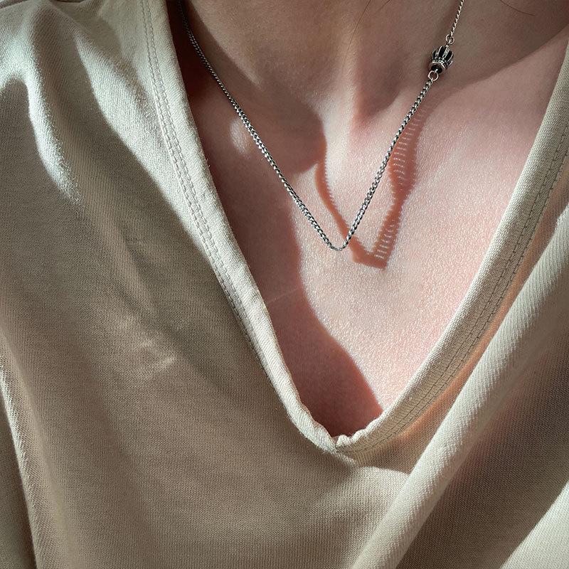 Vintage Embossed Crown Oval Pendant Necklace: Fashionable Women s Clavicle Sweater Chain