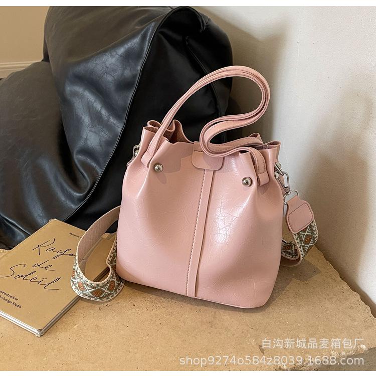 Fashion wide strap bucket bag for women 2025 new niche design crossbody bag popular commuter women's shoulder bag