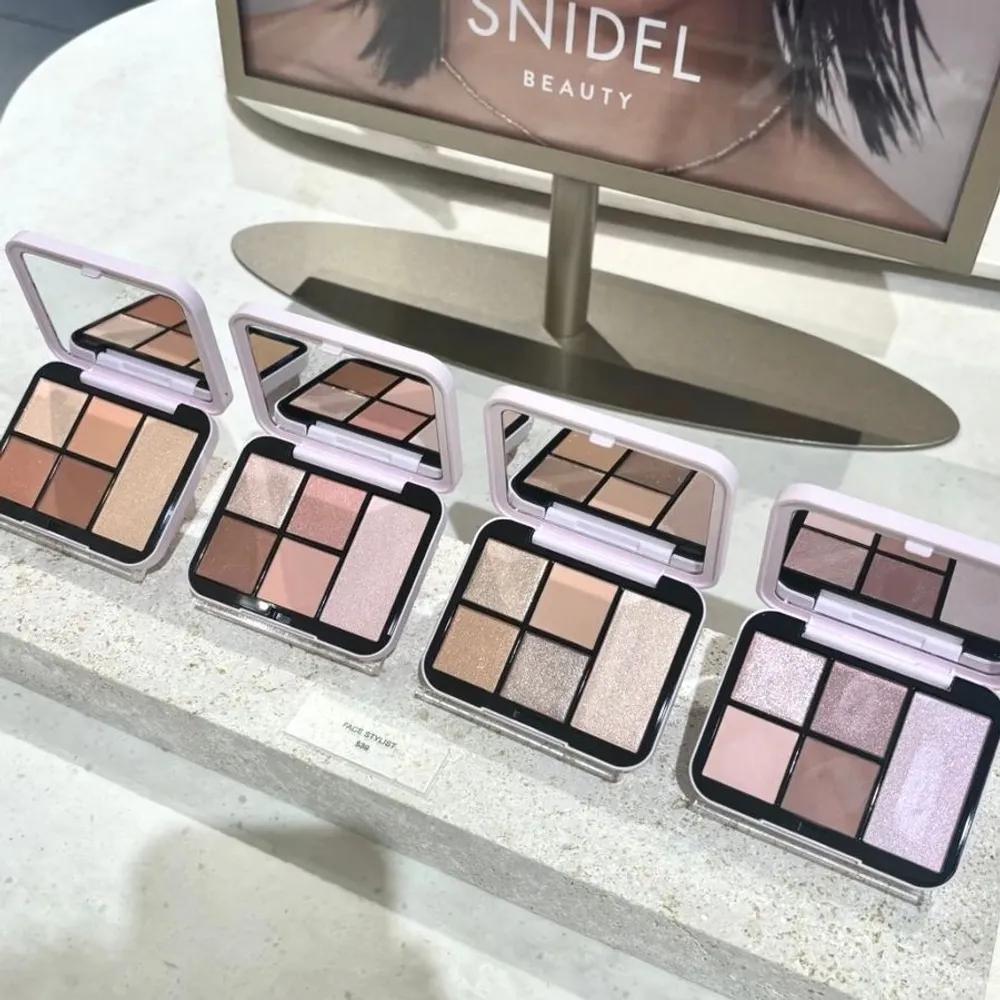 SNIDEL Japan Eyeshadow Palette 04 Snow Tulle