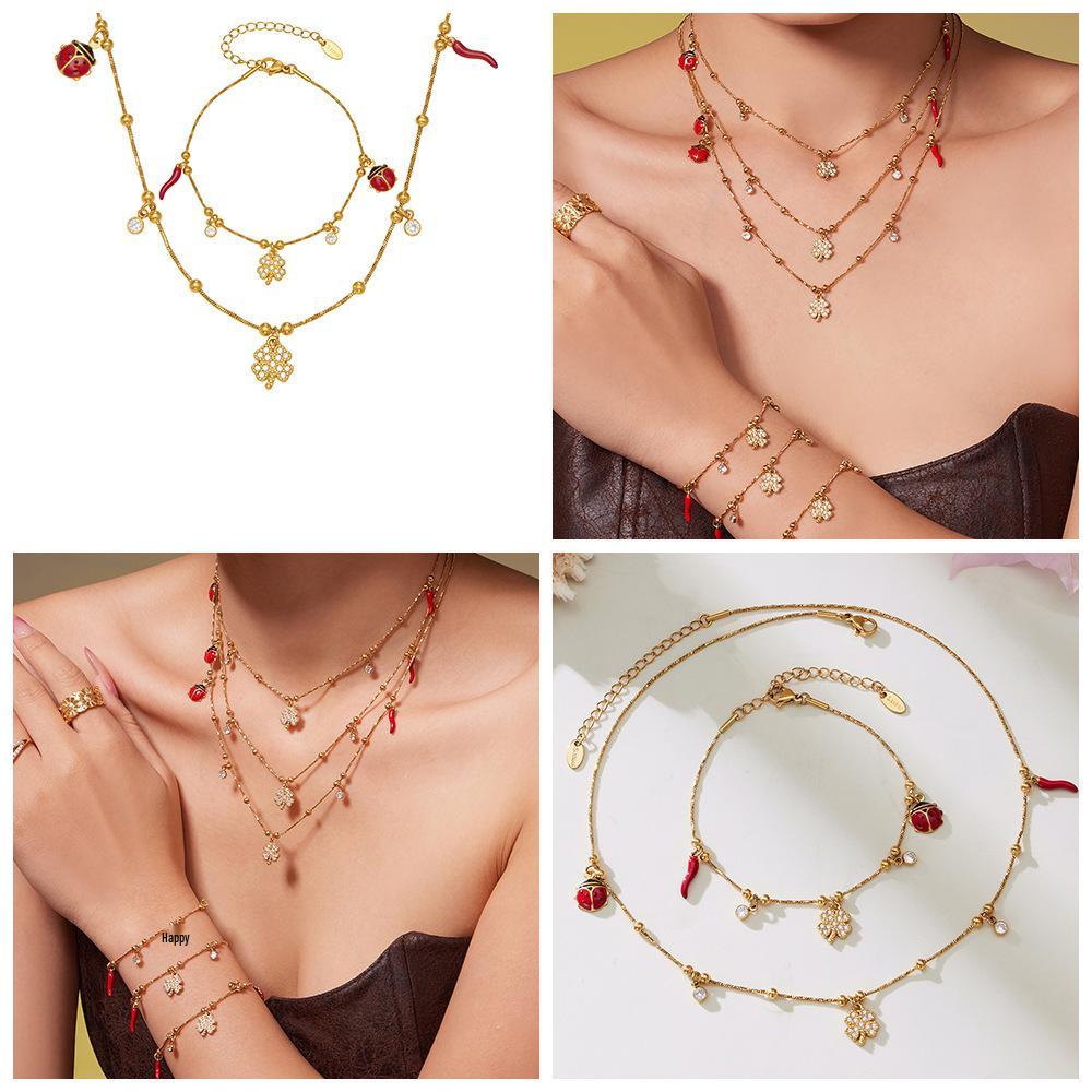Pulseira com Pingente de Trevo em Aço Inoxidável Banhado a Ouro 18K com Zircônia, Corrente Cobra e Contas