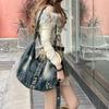 Neue große Tragetasche, Damen-Waschdenim-Pendler-Umhängetasche mit Nieten, Amerikanischer Trend-Einschultertasche