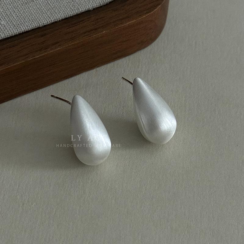 Brushed Ball Earrings Women's High-end Matte Niche Design Light Luxury Temperament Ball Ear Buckle Texture Retro Stud Earrings