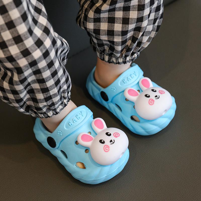 Kinder Sommer Cartoon Clogs für Jungen und Mädchen, geeignet für drinnen und draußen, mit einer weichen, rutschfesten Sohle und geschlossenem Zehenbereich