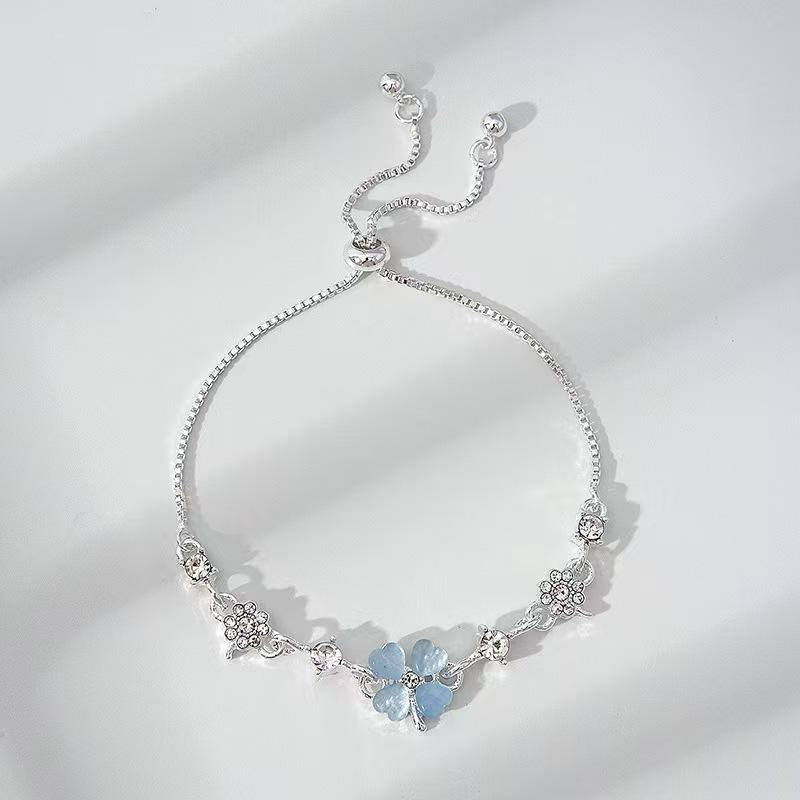 Four-leaf Clover Bracelet with Cat's Eye Stone A Luxurious and Sophisticated Jewelry Piece
