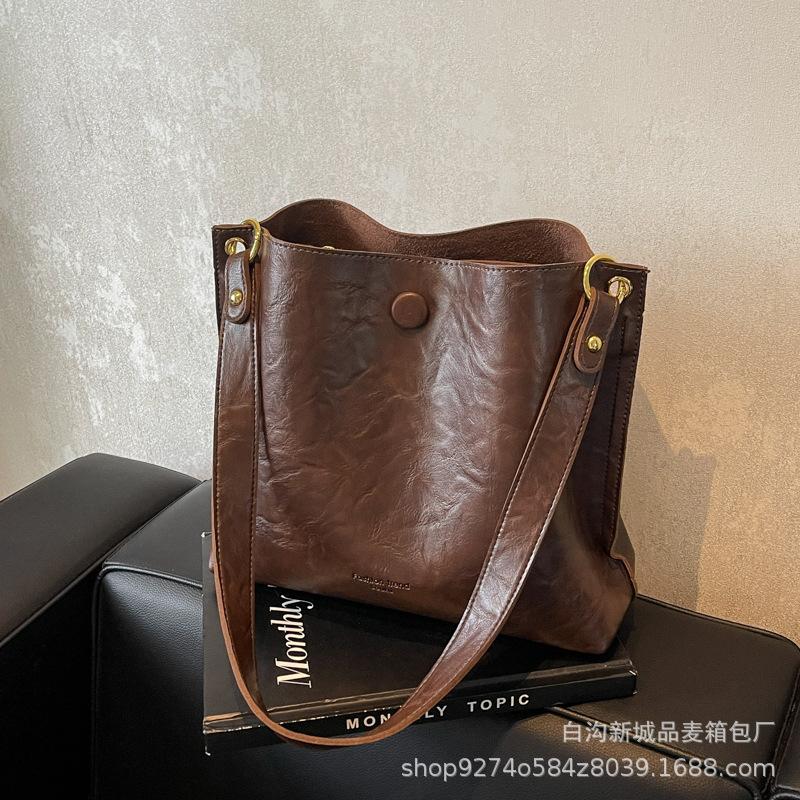 

Solid color texture Korean version big bag women s bag 2025 new fashion autumn and winter messenger bag broadband shoulder bucket bag tide темно-коричневого кольору