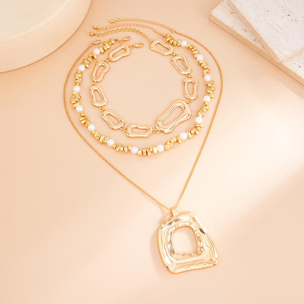 Exaggerated Irregular Metal Pendant Necklace, Fashionable Special-Shaped Imitation Pearl Beaded Collarbone Necklace