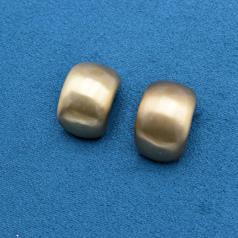 

Винтажные французские матовые ретро серьги-гвоздики и клипсы