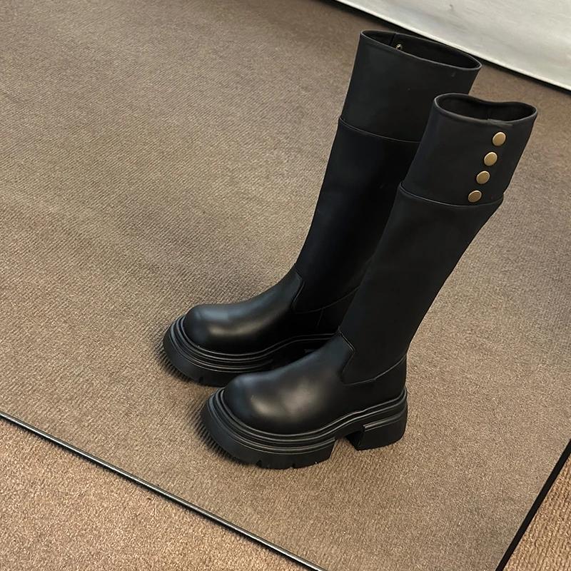 Женские сапоги на платформе до колена — фото 8