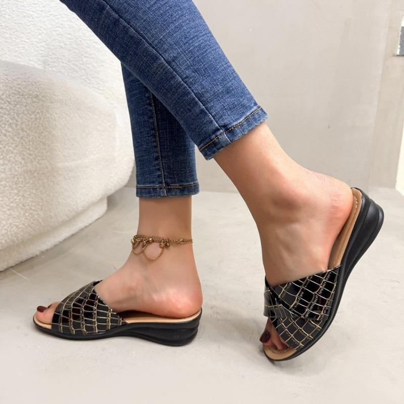 Fashion Summer Slippers Women Flat Luxury Outdoor Beach Flip Flops Female Sandals Trend Brand Design Slides Shoes Woman 2025 Big Size 43