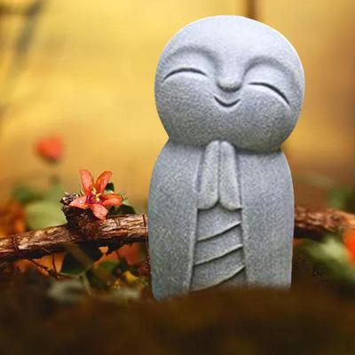 Statue mignonne, petit Bouddha avec décoration parfaite pour intérieur/extérieur ou jardin – 8,3 x 4,5 x 4,5 cm.
