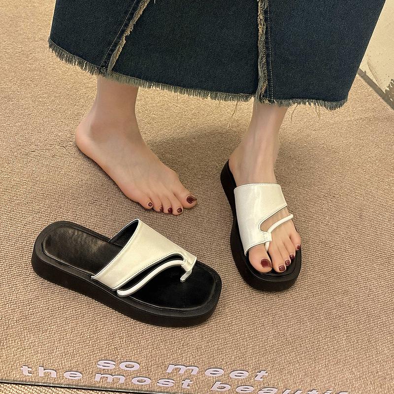 Dicksohlige Kneif-Damen-Sommer-Neuheit Koreanische Version Nische Römische Sandalen Vielseitige Hausschuhe Internet-Berühmtheit Flip-Flops