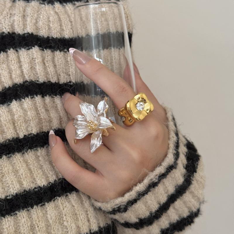 Gold And White Contrast Glaze Tulip Flower Ring Ins High-End Square Women Finger Ring Jewelry Gifts
