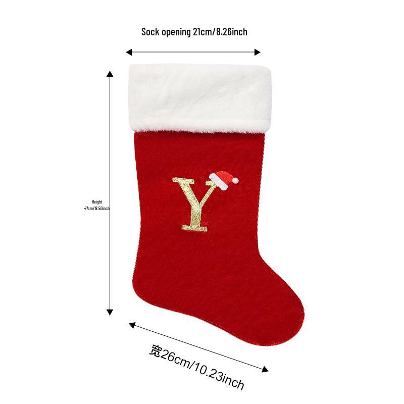 Großer roter Weihnachtsstrumpf mit Buchstaben-Ornament