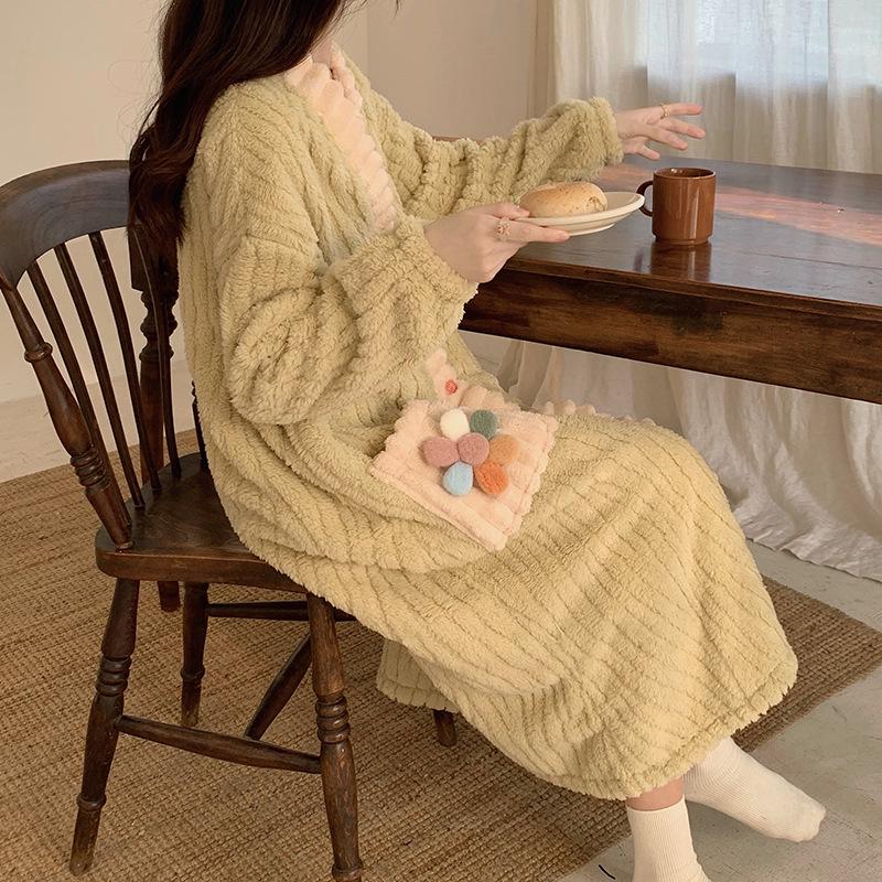 Damen Winter 2024 Erdbeer Korallenfleece Pyjama und Nachthemd