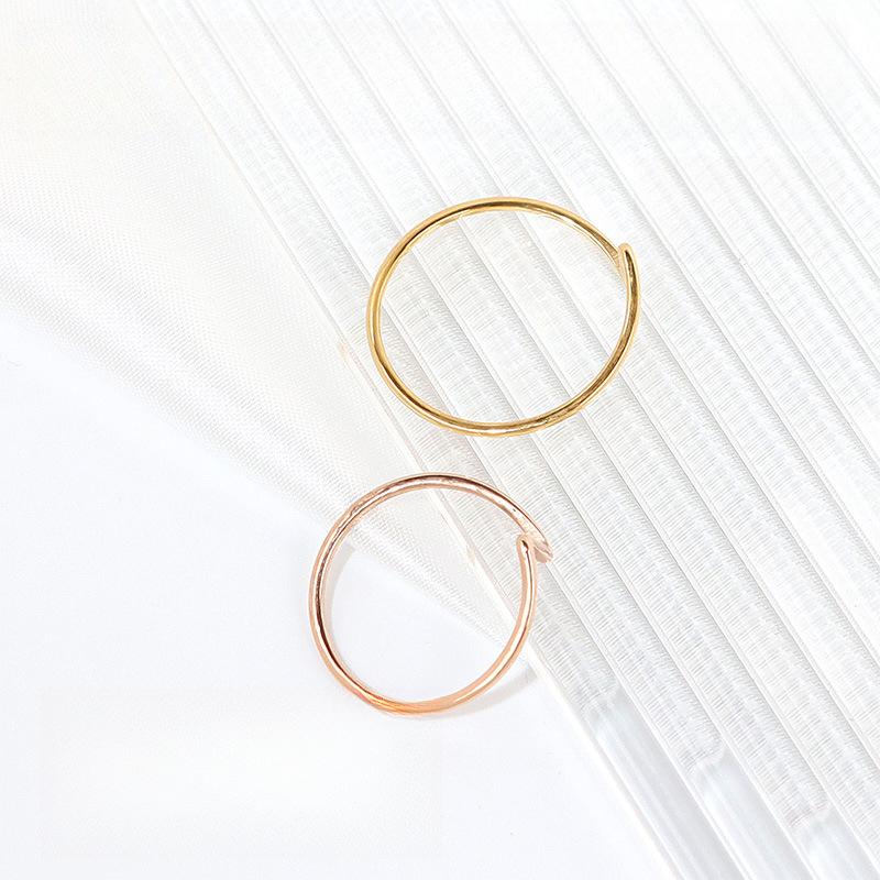 Prosty ultracienki gładki pierścionek z błyskawicą, wysokiej klasy pierścionek platerowany próżniowo, damskie akcesoria ze stali tytanowej