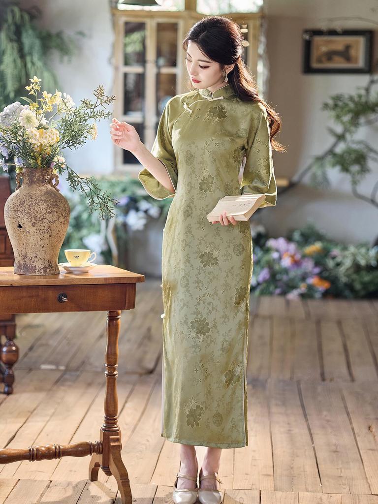 Retro Grünes Qipao mit weiten Ärmeln für junge Frauen - Herbst- & Winterkleidung, Stil der Republik China, Altes Shanghai Kleid