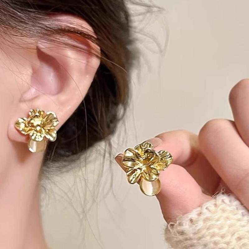Women's Luxury Niche Design Golden Petal Earrings French Retro Metal Opal Flower Stud Earrings for Women Elegent Jewelry Gifts