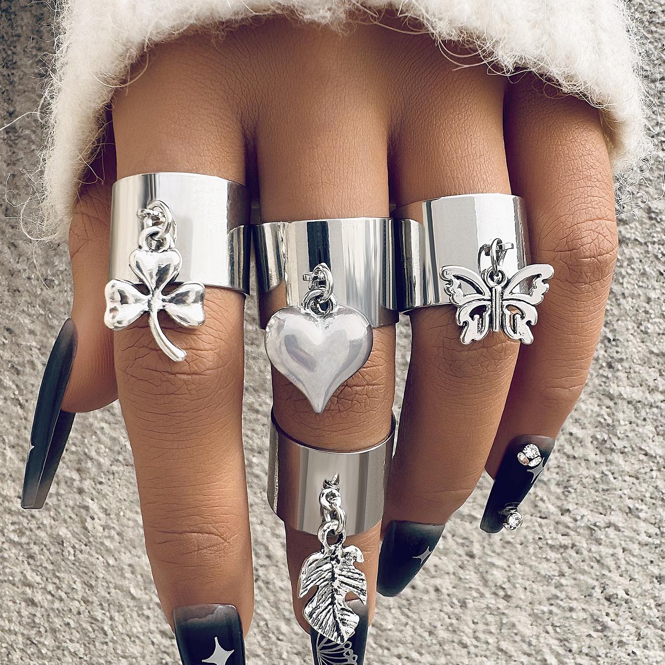 

Новый продукт Преувеличенная индивидуальность Персиковое сердце Клевер на удачу Бабочка Сплав Подвеска Соединительное кольцо Набор из четырех колец Женские украшения