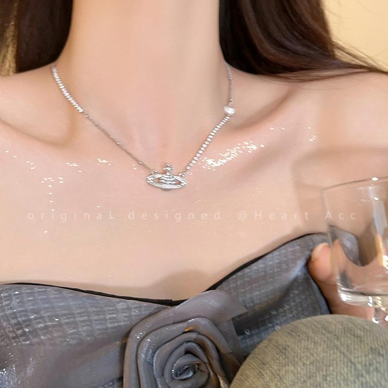 2026 Neuankunft Leichter Luxus Saturn Zirkon Halskette Für Damen Nische Premium Perlenakzent Elegant Vielseitig Schlüsselbein Kette Schmuck
