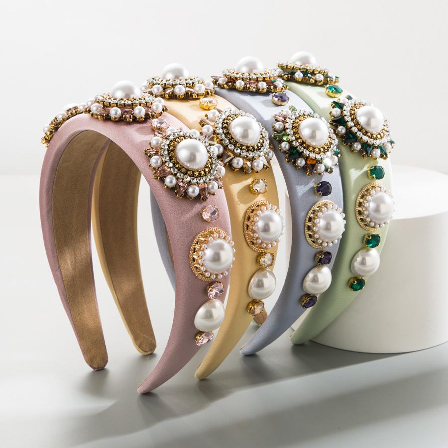 

New Fashionable Fabric Inlaid with Pearl and Rhinestone Light Luxury Headband светло-розовый