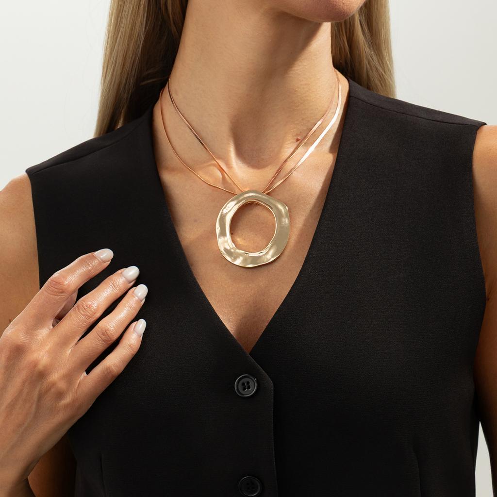 Exaggerated Geometric Metal Round Hollow Pendant Necklace, Hip Hop Snake Bone Chain Collarbone Necklace