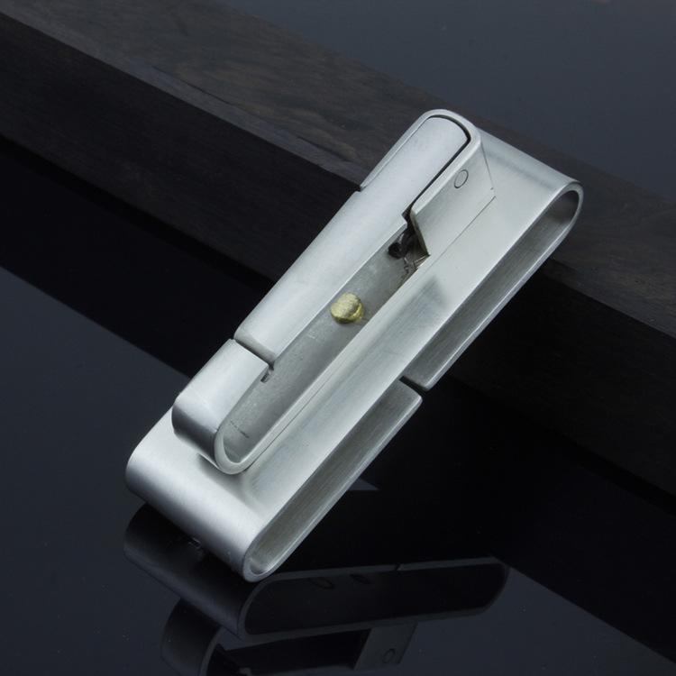 Handgefertigter Edelstahl-Schlüsselanhänger mit Leder-Gürtelschlaufe - Klassisches Sportaccessoire für Herren