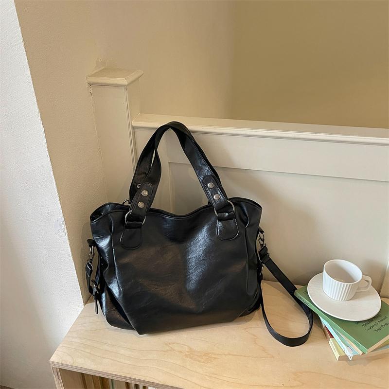 Borsa a Spalla Hobo Morbida in PU Sgualcita con Tracolla Regolabile e Borchie Metalliche Borsa a Mano Casual da Spalla per Donna