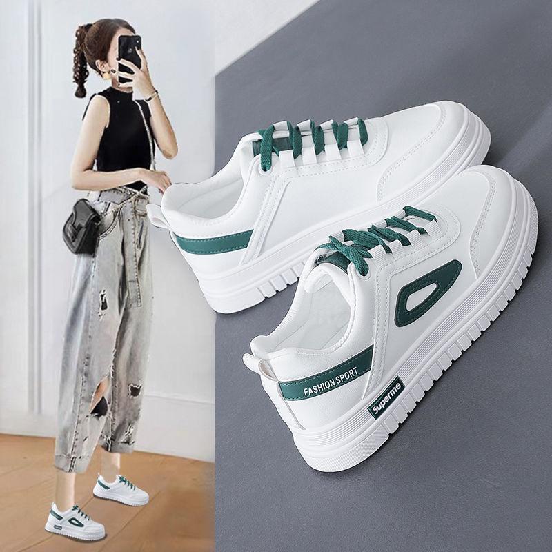 Kleine weiße Schuhe für Damen im Frühjahr, Sommer und Herbst, koreanische vielseitige Schuhe 2024, neue auffällige Füße, kleine lässige Boardschuhe für Damen