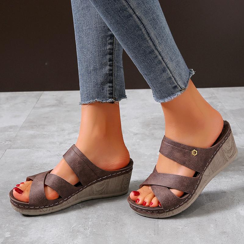 

2024 Новые женские летние модные однотонные универсальные повседневные босоножки на танкетке с открытым носком, подходящие для пляжных курток 42 коричневый