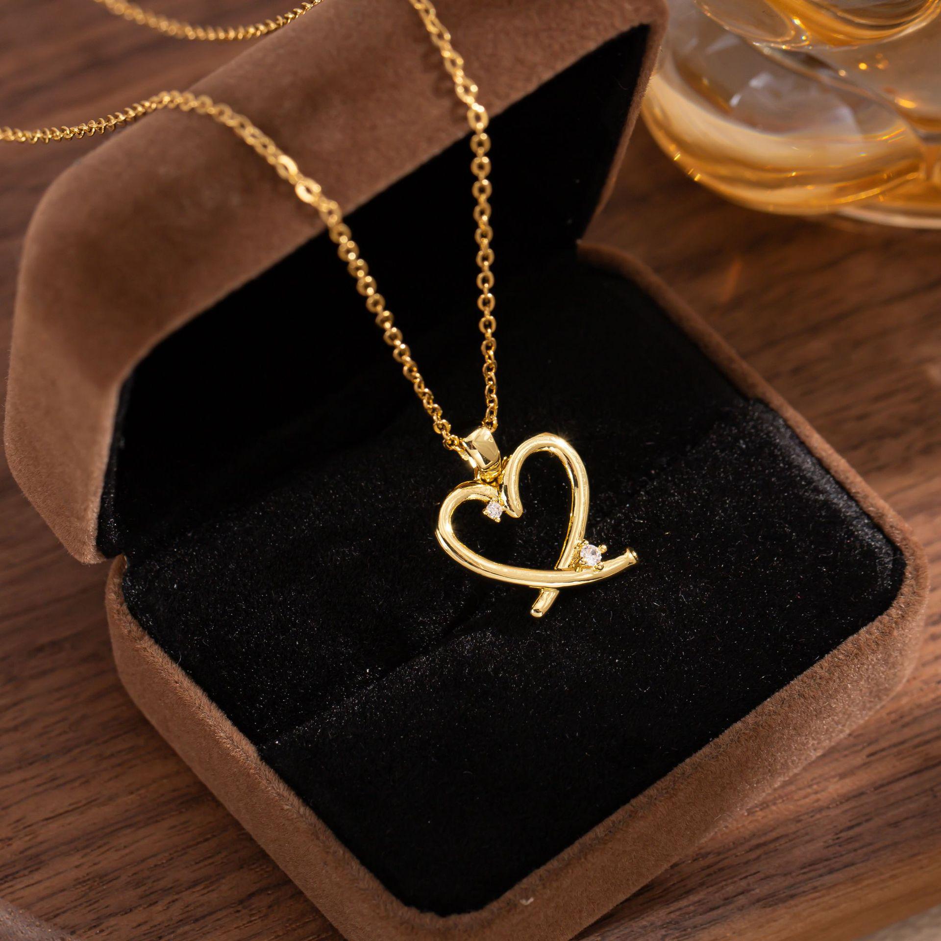 Titanium Steel Non-Fading Hollow Heart Pendant Necklace - Light Luxury Clavicle Chain for Women золотой