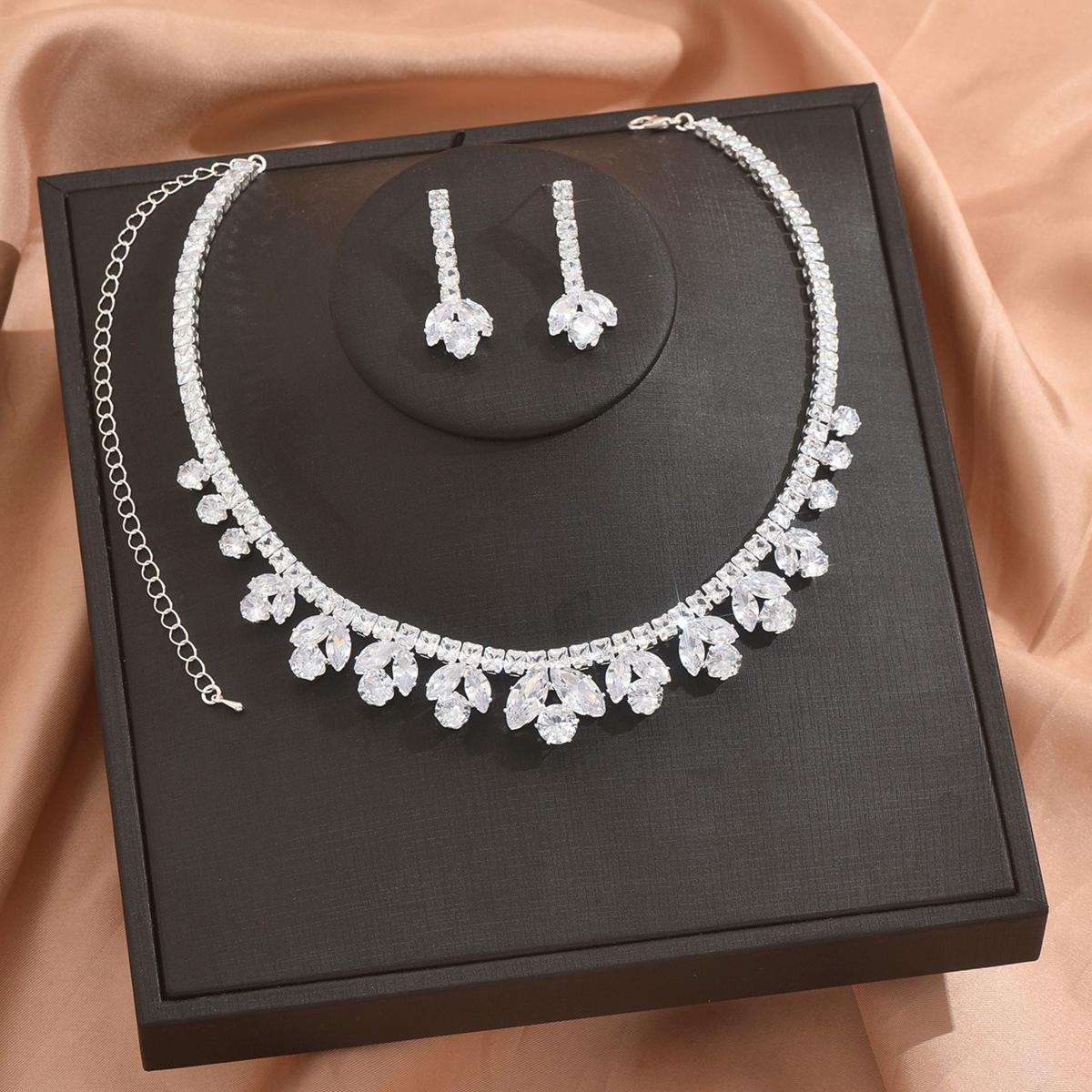 Exaggerated Heavy Industry Diamond-Encrusted Long Fringed Necklace Fashionable Light Luxury High-End Sense Collarbone Chain Design Sense Neck Chain