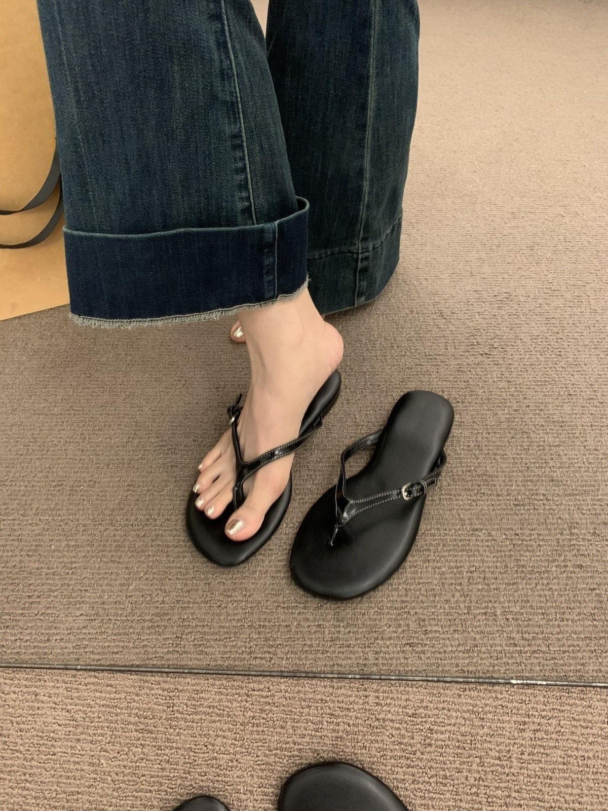 

Красные шлепанцы с перемычкой для женского летнего гардероба 2025 новинка корейские на плоской подошве для отпуска вечерние ветрозащитные пляжные сандалии 35 чёрный