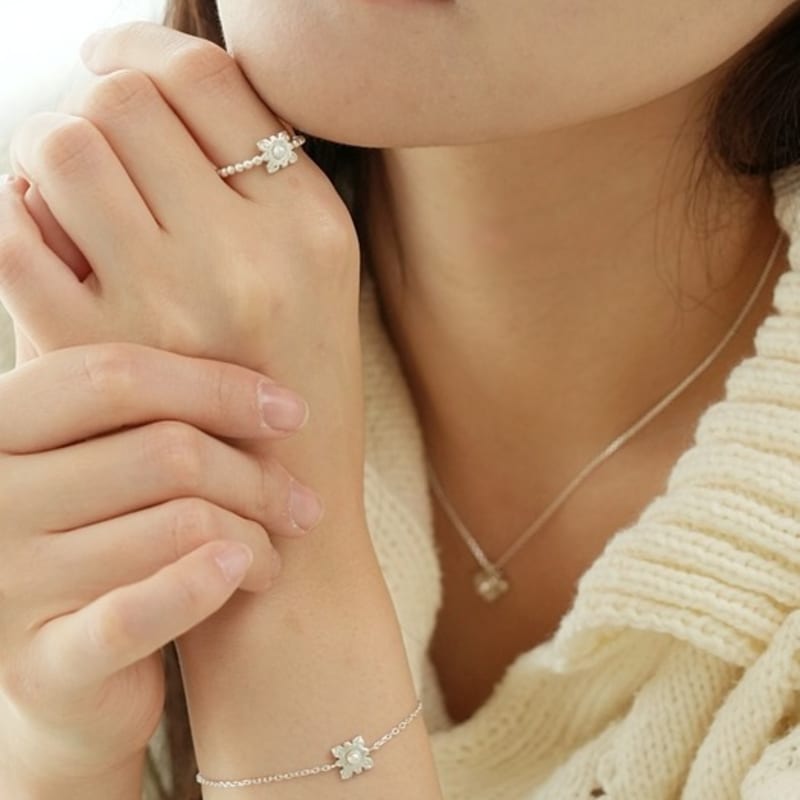 BELLOOGGI Flower Pearl Bracelet