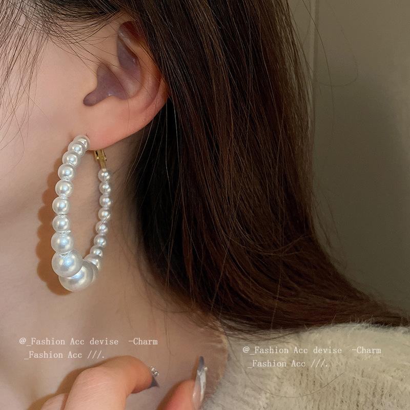 Silver needle pearl irregular earrings retro exaggerated temperament earrings French autumn and winter versatile high-end earrings