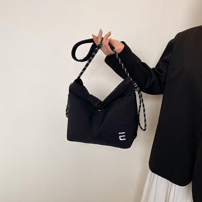 

Large-capacity commuting new student tote bag women s solid color versatile lightweight nylon bag trendy messenger bag чёрный