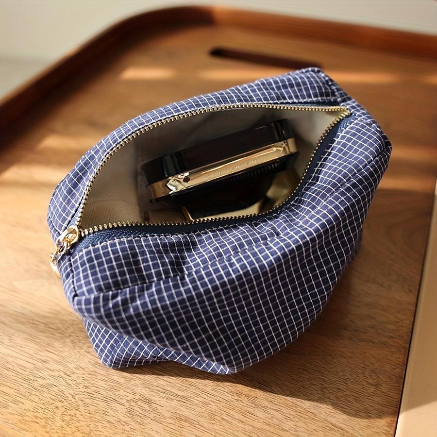 

A Square Striped Fabric Makeup Bag with a Three-Dimensional Design, Featuring a Zipper for Storage, Perfect for Travel And Carry синий