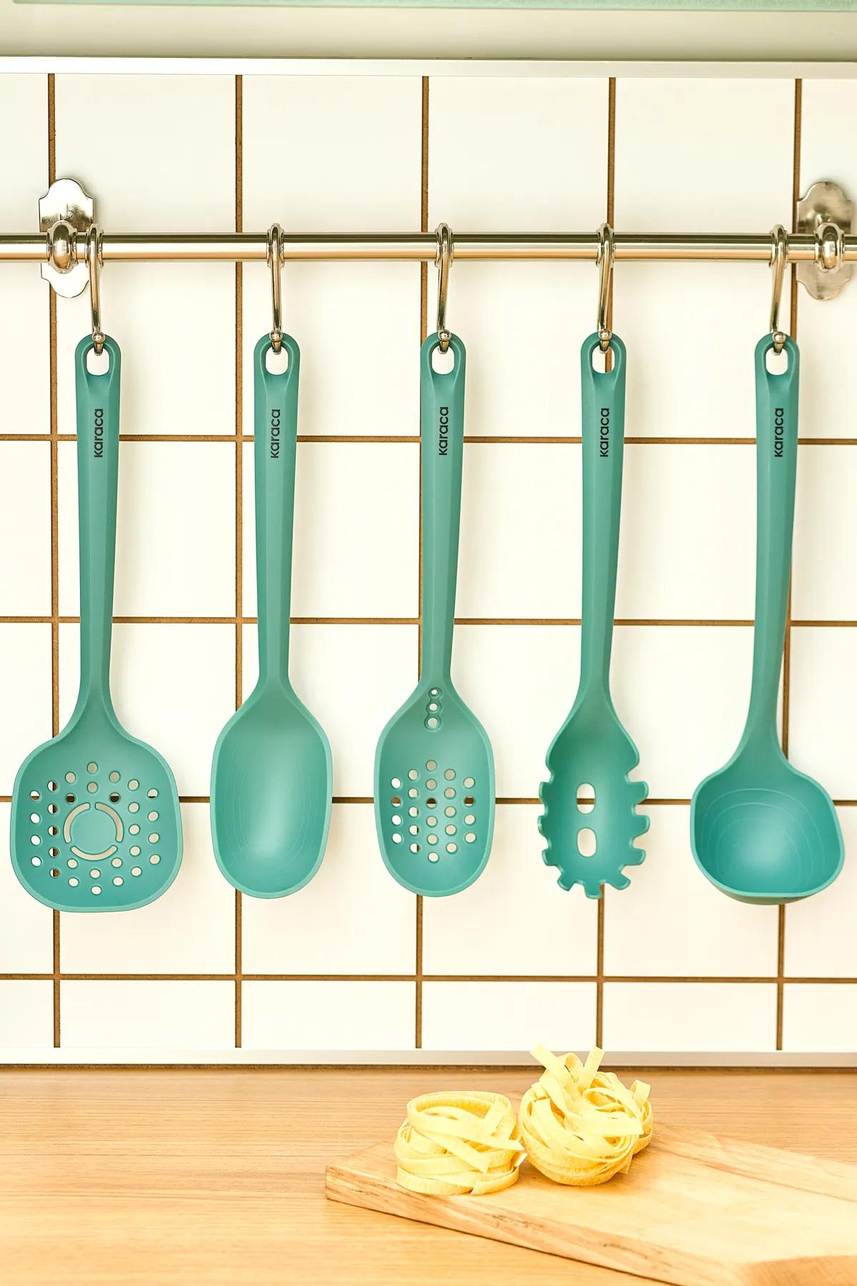 

Karaca Nil 5 Piece Service and Preparation Set Green