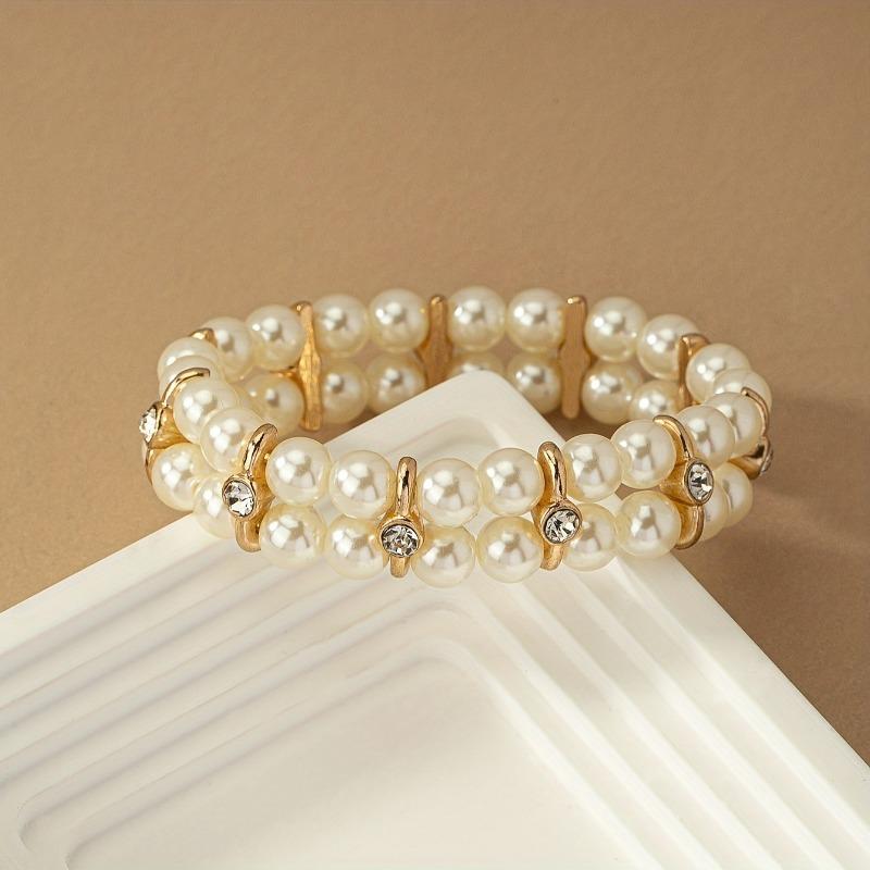 Модный эластичный браслет с жемчугом.