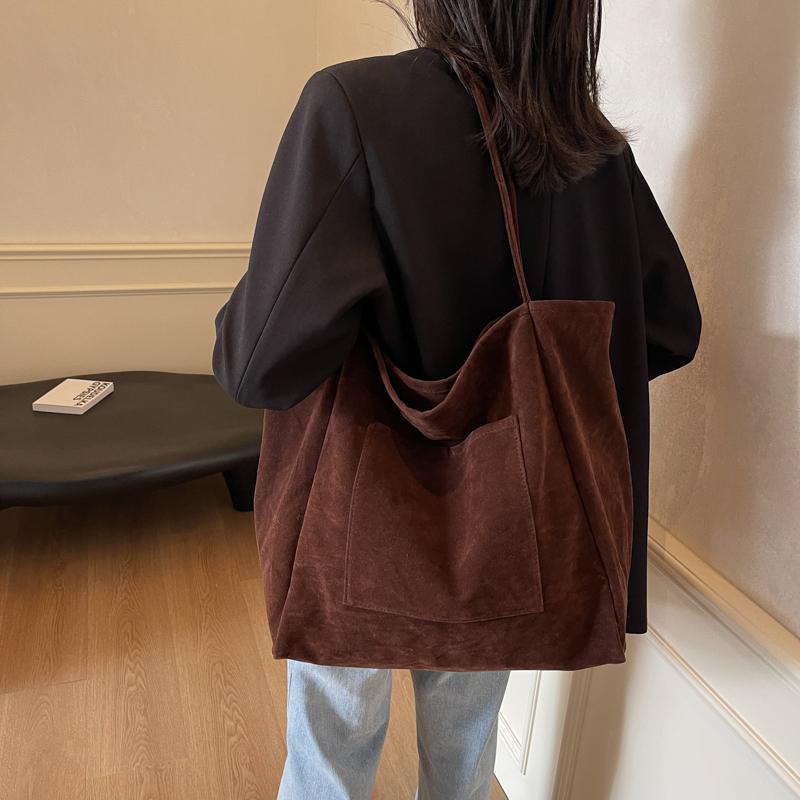 Женская сумка через плечо большой емкости — фото 7