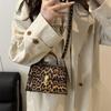 Leopardtryck ny modetextur crossbody-axelväska bärbar flicka liten fyrkantig retroväska stor kapacitet enfärgad